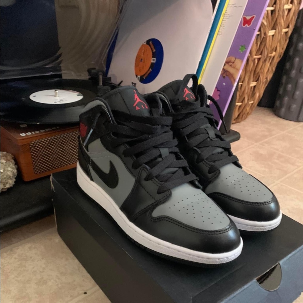 Jordan 1 shadow red youth